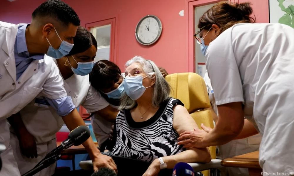 AstraZeneca: Στη Γαλλία θα χρησιμοποιείται και σε άτομα άνω των 65 ετών